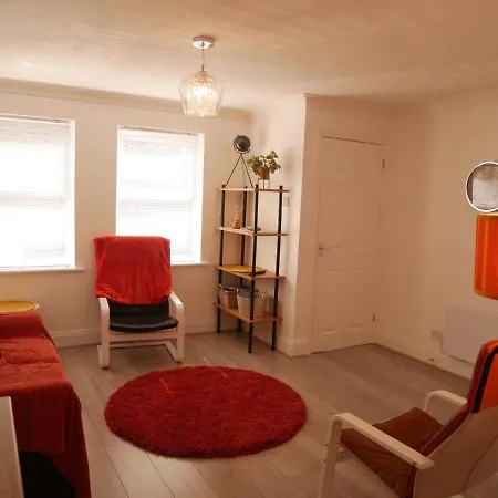 City Centre, Recently Renovated 2 Bedroom Flat شقة *