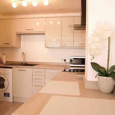 City Centre, Recently Renovated 2 Bedroom Flat شقة