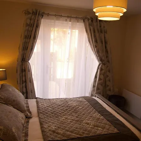 City Centre, Recently Renovated 2 Bedroom Flat Lejlighed