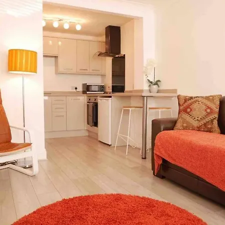 City Centre, Recently Renovated 2 Bedroom Flat *
